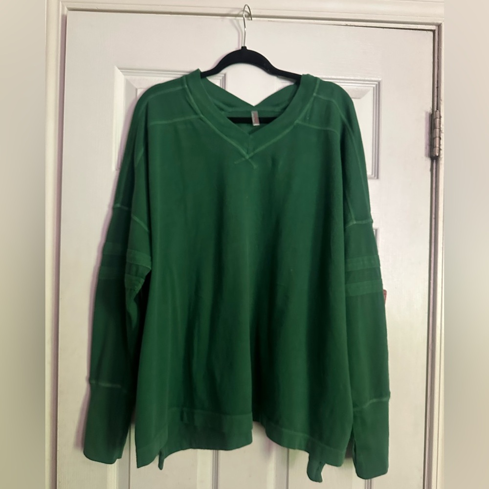 NWOT! FREE PEOPLE MOVEMENT! 'ALL STAR Layer' Light weight V neck! Green XL!